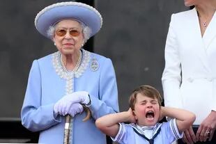 Il principe Louis di Cambridge della Gran Bretagna si copre le orecchie mentre si trova accanto alla regina Elisabetta II della Gran Bretagna per guardare un volo speciale dal balcone di Buckingham Palace