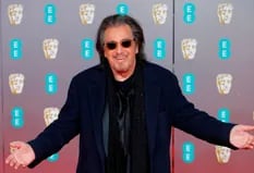 Un susto: Al Pacino se cayó en la alfombra roja de los Premios BAFTA