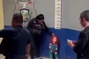 Detienen al muñeco Chucky por amenazar con un cuchillo y robar en la vía pública