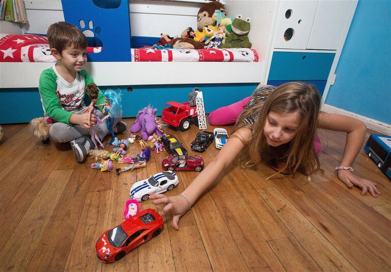 Eithan y Maia Kemedy intercambian autos y muñecas sin problemas