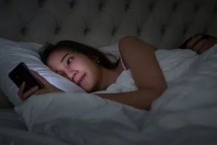 La luz azul que emiten dispositivos como los celulares nos ponen en alerta y dificultan el sueño