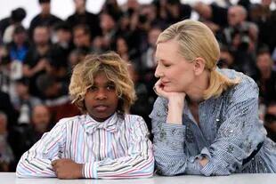 Blanchett mira embelesada a Aswan Reid, el niño actor que coprotagoniza con ella el film The New Boy