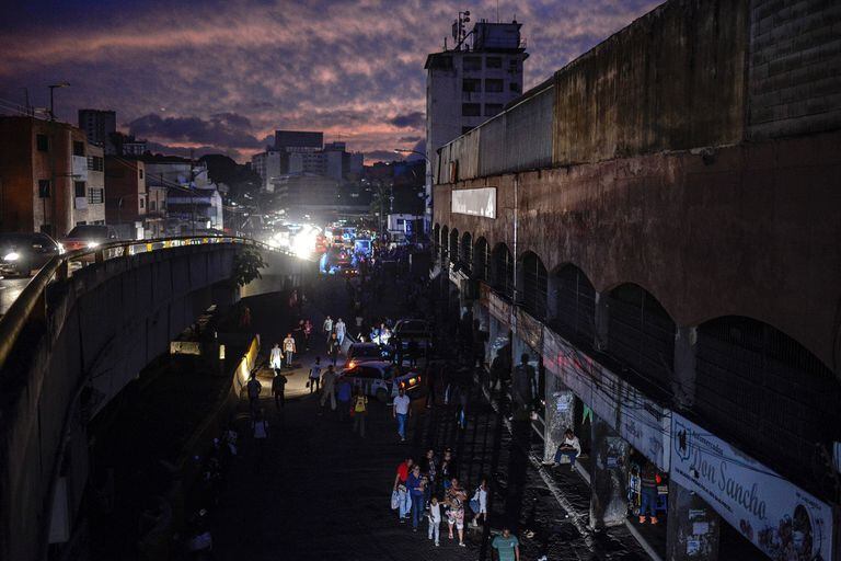 (ARCHIVO) Los cortes de luz que han afectado a Venezuela incluso han dejado a pie a decenas de miles de venezolanos