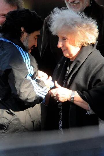 15/06/2010: la titular de Abuelas de Plaza de Mayo, Estela de Carlotto, visitó al plantel del seleccionado argentino en la ciudad de Pretoria en Sudáfrica