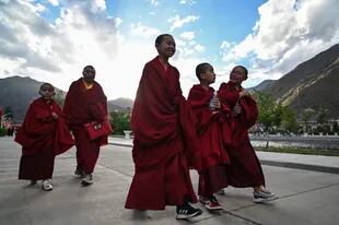 Esta fotografía tomada durante una gira de medios organizada por el gobierno en Lhasa, Región Autónoma del Tíbet central de China, el 31 de mayo de 2021 muestra a monjes que estudian en el Colegio Budista de la Región Autónoma del Tíbet.