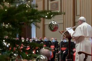 El Papa, ayer, durante la audiencia navideña con la curia romana