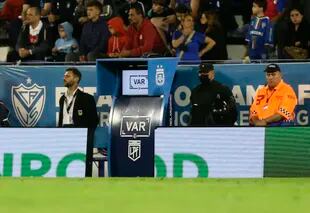 El monitor de VAR en Liniers no tuvo actividad esta noche; en el encuentro anterior de Vélez había tardado seis minutos en funcionar y la revisión de un gol contra Lanús había tomado 10 minutos.