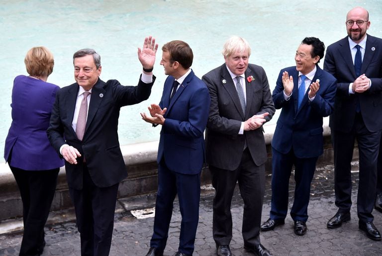 Draghi saluda tras el evento en la Fontana di Trevi
