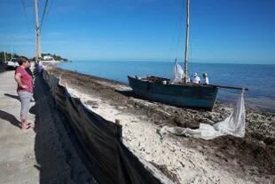 Un bote abandonado en la costa de Marathon luego de ser usado por balseros cubanos el 5 de enero de 2023.