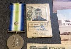 La policía británica encontró la cédula militar y dos fotografías del director del Museo Malvinas vendidas en eBay