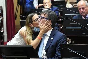 Esteban Bullrich, muy emocionado, recibe un beso de su esposa María Eugenia Sequeiros