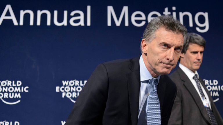 Macri ayer en Davos, ante la prensa internacional; lo acompañó Prat-Gay