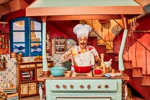 Diego Topa en la piel de Arnoldo, un cocinero italiano muy divertido que desembarca con música, humor y platos deliciosos en Disney+