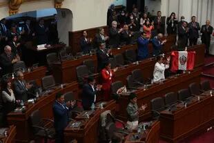 Los legisladores celebran después de votar verbalmente para destituir al presidente Pedro Castillo de su cargo en Lima, Perú, el miércoles 7 de diciembre de 2022