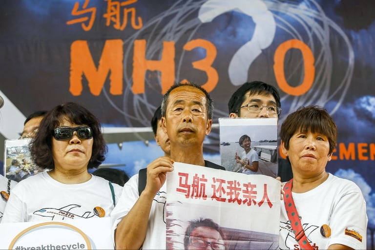 Los familiares de los pasajeros del vuelo MH370 de Malaysia se resisten a bajar a los brazos y exigen que siga la búsqueda