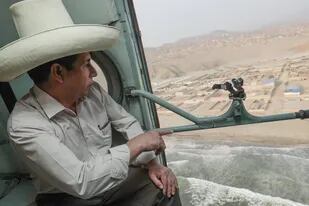 20-01-2022 Pedro Castillo sobrevuela Ventanilla.  El presidente de Perú, Pedro Castillo, ha sobrevolado en helicóptero la zona de las playas de Ventanilla, que desde este sábado se han visto afectadas por un derrame de petróleo producido durante el proceso de descarga del buque 'Mare Dorium' a la refinería La Pampilla, bajo la administración de la empresa Repsol.  POLITICA TWITTER/PRESIDENCIA DE PERÚ