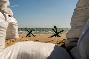  Barricadas de tanques, alambre de púas y sacos de arena yacen en las playas de Odessa