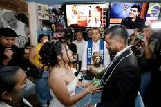 Una pareja se casó en la iglesia maradoniana bajo el juramento de un director técnico espiritual