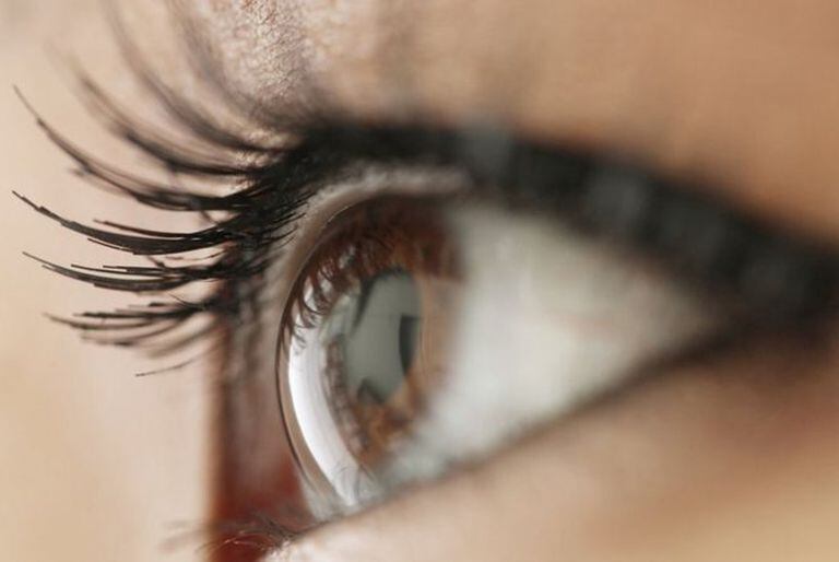 Uno de los síntomas del síndrome de Sjögren es la sequedad de ojos, piel y boca.