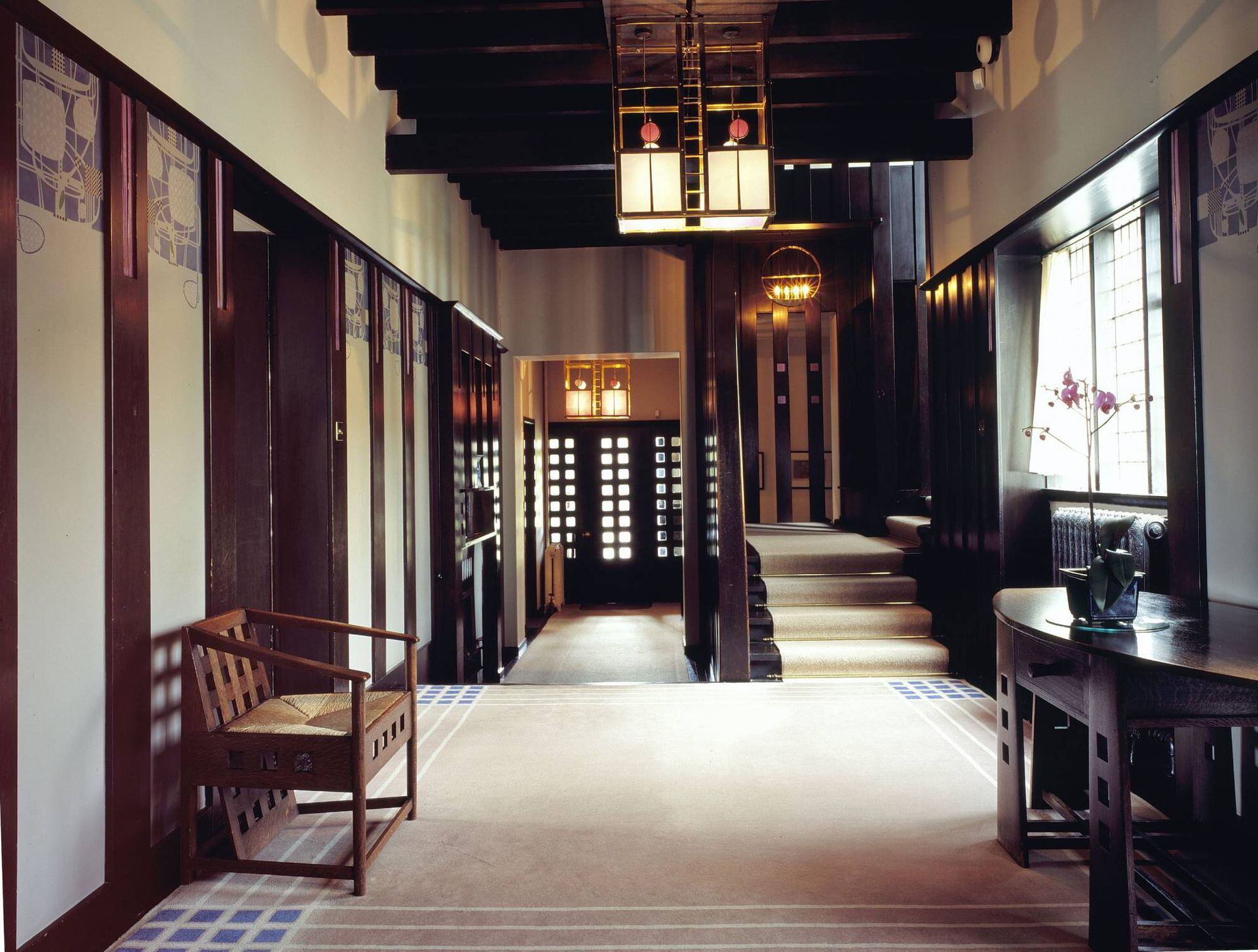 Los interiores de Hill House fueron imaginados por Mackintosh y su mujer Margaret . La ambientación mixtura el art noveau y art déco con maestría.