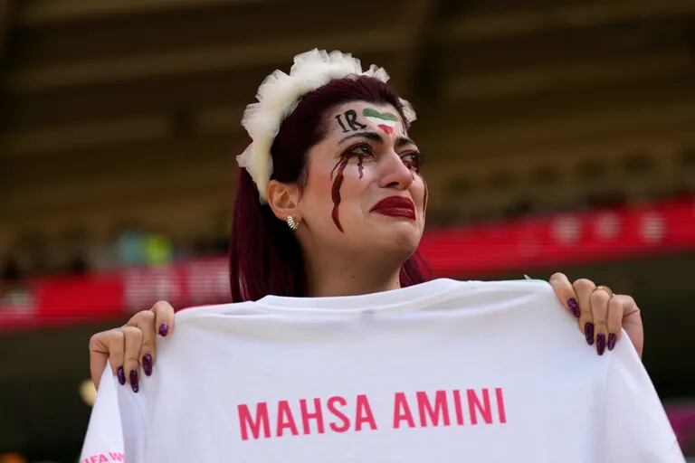 Enfrentamientos entre hombres y mujeres iraníes antes del partido contra Gales
