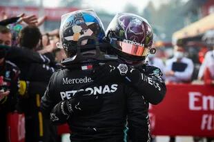 El abrazo de las espadas de Mercedes: Lewis Hamilton y Valtteri Bottas, la fórmula con la que las Flechas de Plata dominan desde 2016 en el campeonato de Constructores 