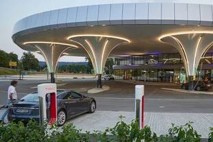 Estaciones de carga exclusivas para autos Tesla, en Zusmarshausen, Alemania