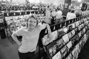Richard Branson posa en su tienda de discos Virgin Mega Store en Londres, en 1979
