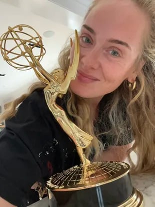 Adele, feliz con su Emmy