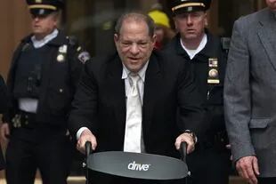 Harvey Weinstein no puede usar su andador en la prisión, y al intentar caminar por sus propios medios se cayó en su celda