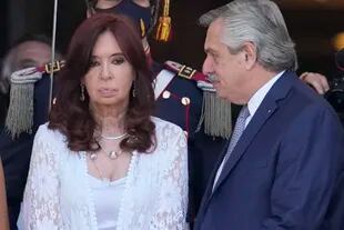 La vicepresidenta argentina Cristina Fernández, a la izquierda, y el presidente Alberto Fernández frente al Congreso luego de asistir a la ceremonia de inicio de sesiones del año en Buenos Aires