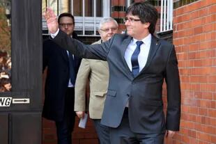 Feliz, Puigdemont saluda a la prensa que lo esperaba a la salida del penal