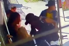 Dos motochorros se subieron a la vereda para robarle a una madre delante de sus hijos de 7 y 10 años