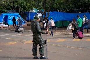 Oficiales de Policía toman posiciones mientras los partidarios del expresidente de Brasil Jair Bolsonaro abandonan el campamento frente a la sede del Ejército en Brasilia