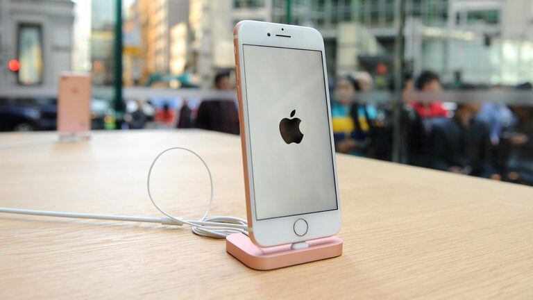 Una vista del iPhone 7, que tendrá un sucesor con el iPhone 7S que acompañará al iPhone 8 que se presentará el 12 de septiembre, según The Wall Street Journal