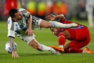 La dura patada que recibió Lionel Messi y paralizó al Monumental por completo