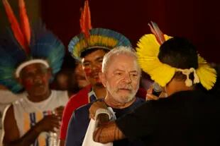 El expresidente Lula da Silva se reúne con líderes indígenas de la tribu Assurini en  Belem, en la región de Amazonas