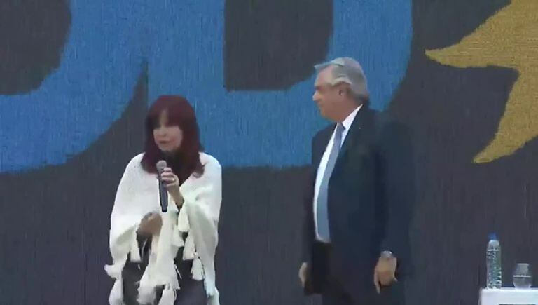 Cristina Kirchner interrumpió a Alberto Fernández en un acto