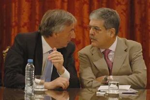 Néstor Kirchner y Julio De Vido decidieron en 2007 prohibir las exportaciones de gas ante la caída en la producción por el congelamiento tarifario