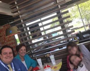 Quintana junto a su madre y sus hijas, en un Mac Donalds de Virginia, horas después de reencontrarse con ellas