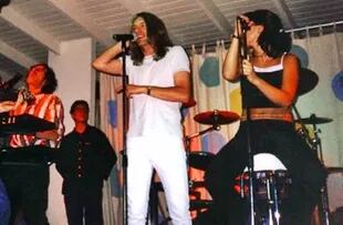 Charly García (a la izquierda, en el teclado) subió al escenario de Ski Ranch para tocar con la banda Baby Doll, cuyo cantante era Marcelo Ruscitti.