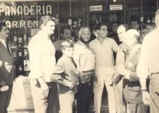 Martín Karadagian, Juan y vecinos en la puerta de la panadería
