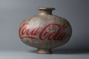 Una urna de la dinastía Han con logo de Coca-Cola (1994), entre las obras de Ai Weiwei que se exhiben en Cambdridge