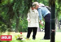 Conmovido, Dieguito Fernando Maradona llevó flores a la tumba de su papá