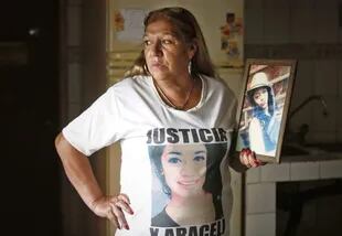 Mónica Ferreyra, en su casa, donde en cada rincón hay una imagen que evoca a su hija, Araceli Fulles