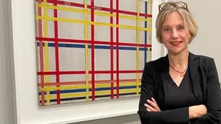 La curadora Susanne Meyer-Büser posa frente a la pintura de Piet Mondrian "Ciudad de Nueva York I" en el museo de la colección de arte de Renania del Norte-Westfalia