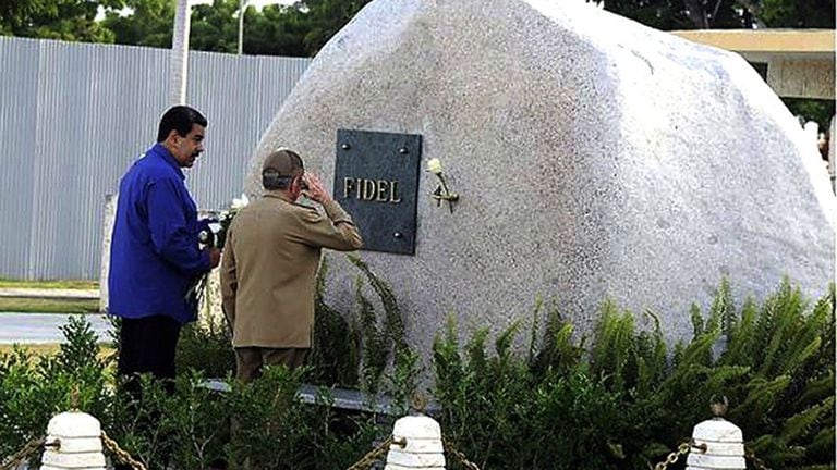 Nicolás Maduro viajó de sorpresa a Cuba y visitó la tumba de Fidel Castro -  LA NACION