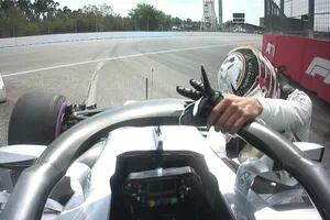 El dolor de Lewis Hamilton por su gran error: se arrodilló junto a su auto