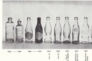 Dónde se vendió la primera Coca-Cola embotellada y cuál era su costo