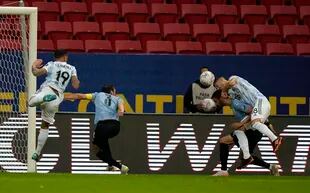 El cabezazo de Guido Rodríguez, tras un centro de Lionel Messi, significó la victoria argentina frente a Uruguay por 1-0, por la Copa América